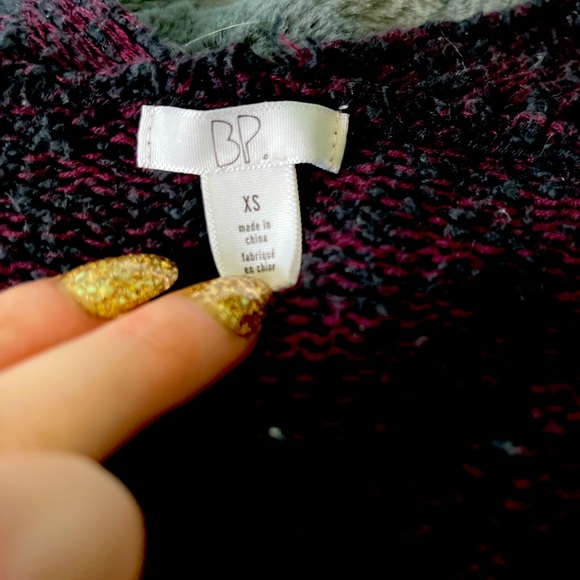 Small button up sweater - Picture 2 of 2